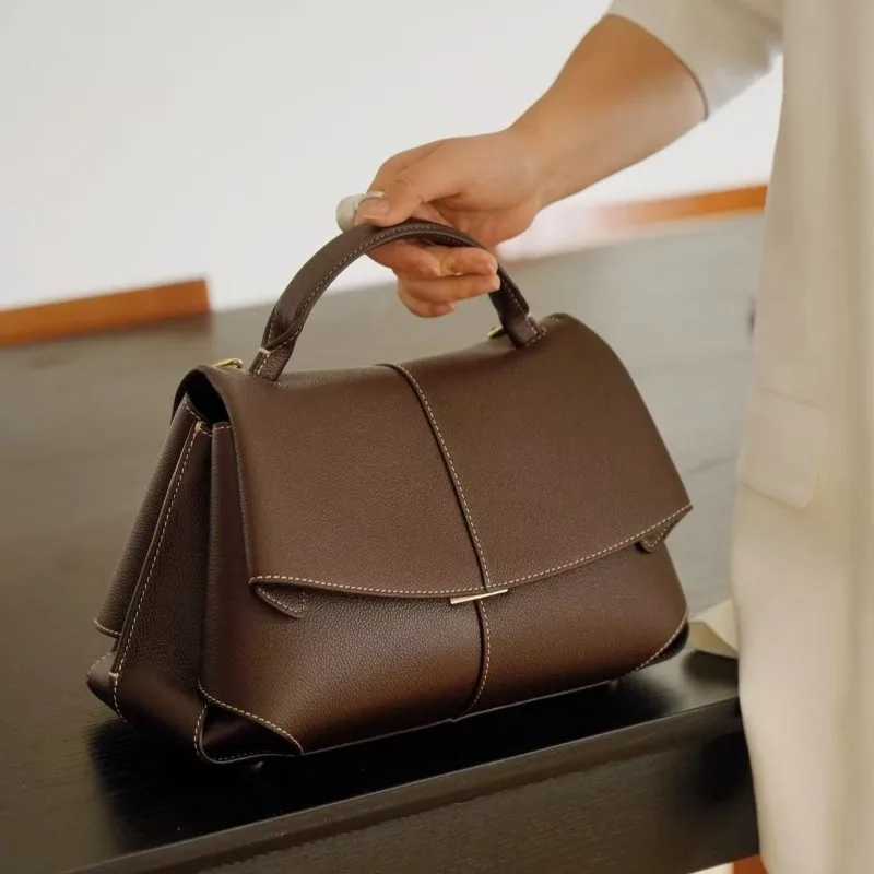 Designer handbag 2025 Hotselling model Popular fashion series 2024 new womens bag European and American fashion leather pleated womens handbag Y251031