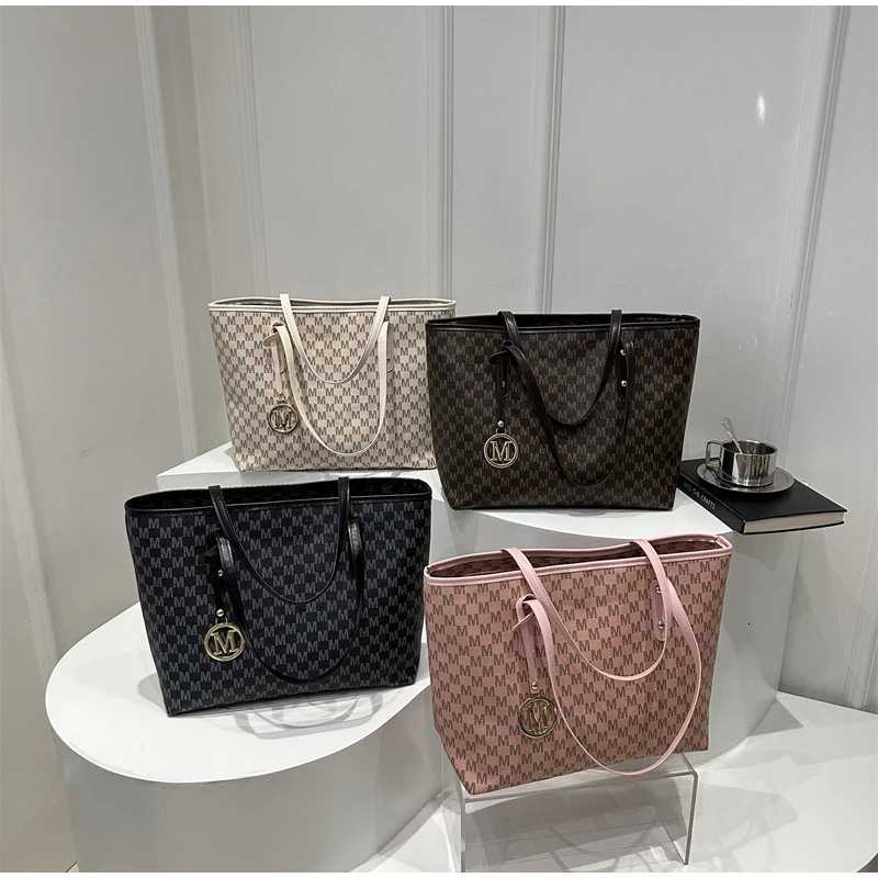New Luxury Design Retro M Letter Shoulder Bag Underarm Bag Versatile Large Capacity Tote Bag Handbag Outdoor Commuter Bag Women W251031