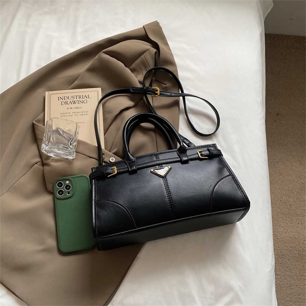 Modern Triangle Crossbody Bag PU Leather Quilted Purse Large Capacity Zipper Closure Adjustable Strap Wen Daily Cmute H251031