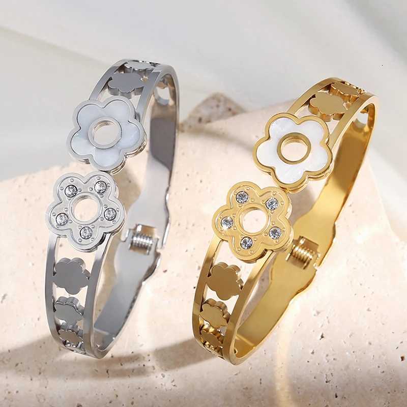 Luxury Engraved HTPWE Bracelets Set: A Timeless Pairing of Love Symbols Adorned with Precious Stones