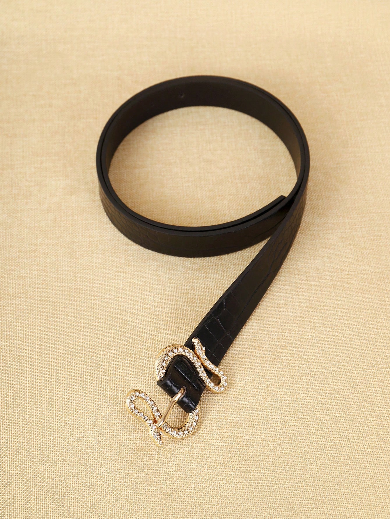 A black PU point-diamond crocodile-patterned waist belt is a trendy fashion accessory for casual and sporty wear. It is suitable for daily use.