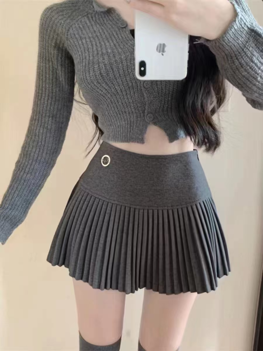 Women's Pleated Mini Skirt with Metal Decoration, High-Waisted Short Skirt, Slimming & Heightening, Fashionable A-Line Skirt for Women, Trendy Ca