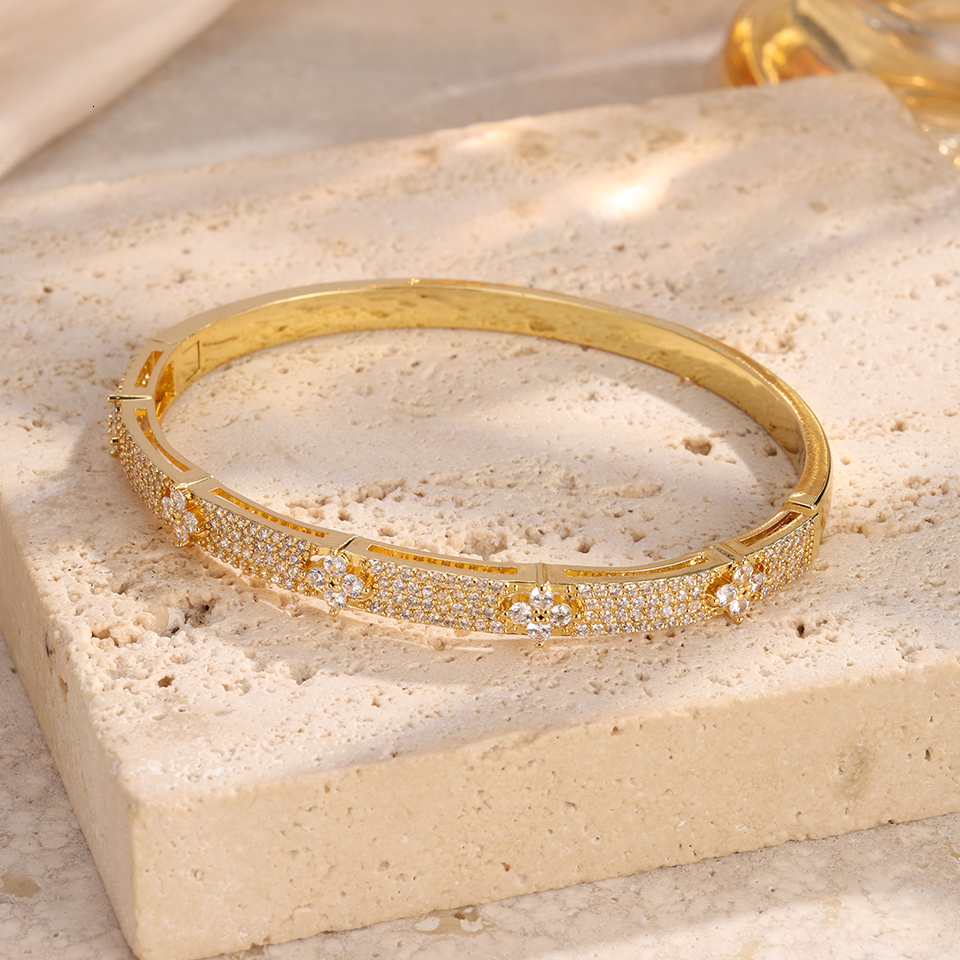 Luxury Full Shiny CZ Four-leaf Flower Designd Open Bracelet for Women Premium Wedding Party Jewelry Birthday Gift ddmytues