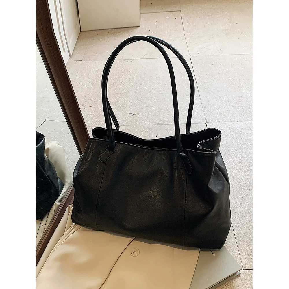 Versatile Black Tote Bag for Women Solid Pu Leather Soft Leather Underarm Commute Bags Large Capacity Female Travel Packs Z251029