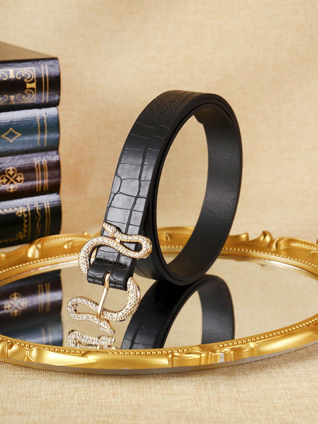 A black PU point-diamond crocodile-patterned waist belt is a trendy fashion accessory for casual and sporty wear. It is suitable for daily use.