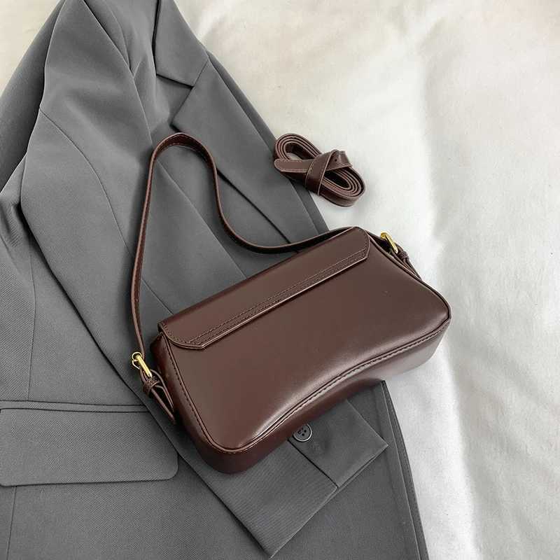 Flip Magnetic Buckle Shoulder Crossbody Bag for Work and Commuting Fashionable and Simple Armpit Small Square Bag Portable AccT251031