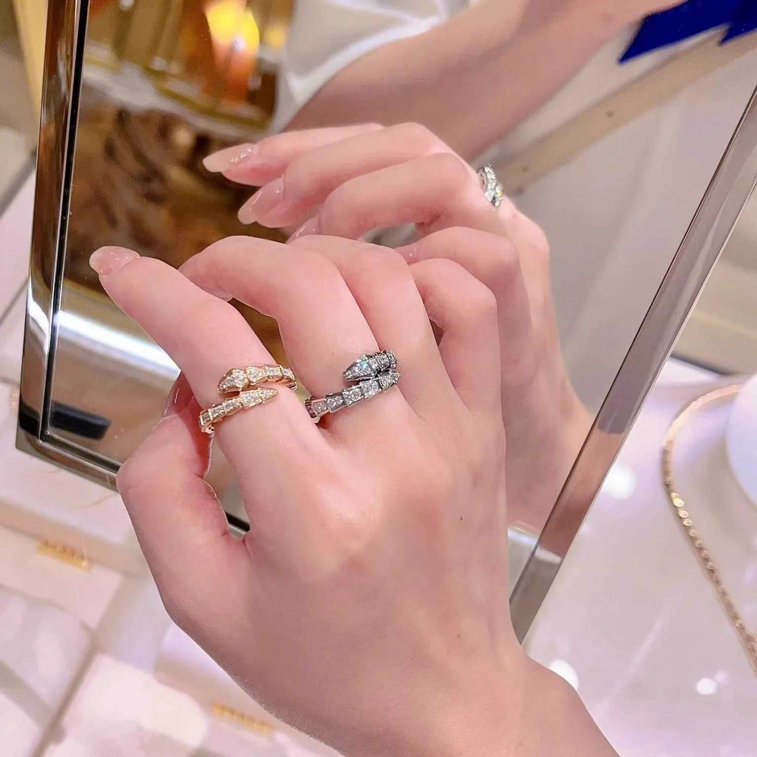 Light Luxury Silver Color Snake Shape Rings Womens Fashion Rhinestone Ring Delicate Open Index Finger Ring Wedding JewelryXJ251031