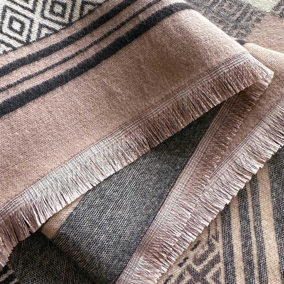 New Luxury Brand TwoSided Jacquard Scarf Cashmere Soft Warm Fringe The Horse Shawl Winter Coldproof Windproof Blanket C251031