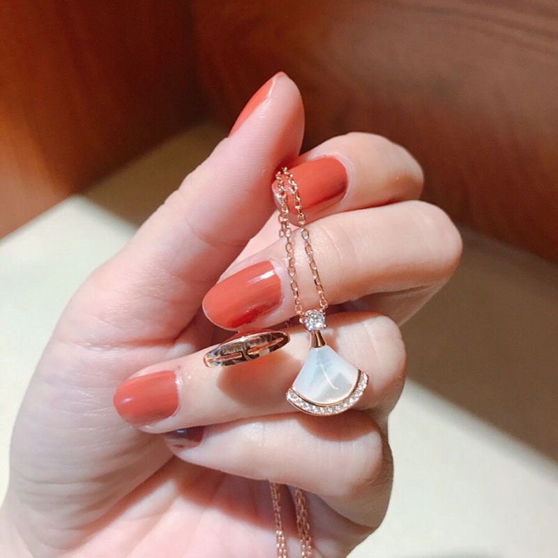 Silver Chain Necklace With Mother - of - Pearl Fan Pendant & Diamond Accents Elegant & Luxurious Jewelry Gift For Her High - Quality And Timeless Acce