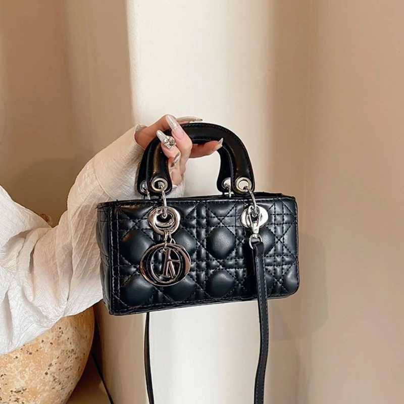 A New Wens Cmuter Singleshoder Crossbody Bag with A Light Luxury Niche and Highend Feel Fr Europe and America H251031