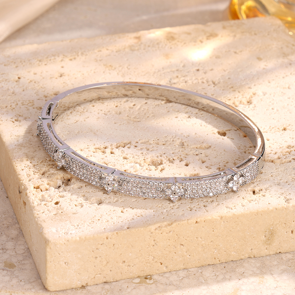 Luxury Full Shiny CZ Four-leaf Flower Designd Open Bracelet for Women Premium Wedding Party Jewelry Birthday Gift ddmytues