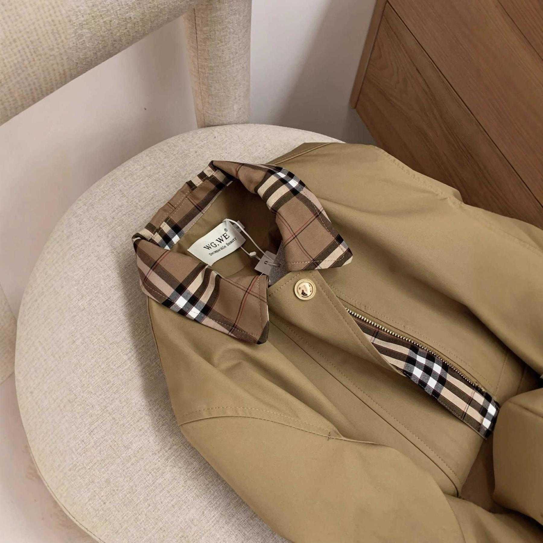 Chic Womens Lightweight Outerwear Modern Style with Stand-Up Lapel Designer