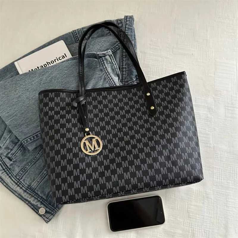 New Luxury Design Retro M Letter Shoulder Bag Underarm Bag Versatile Large Capacity Tote Bag Handbag Outdoor Commuter Bag Women W251031
