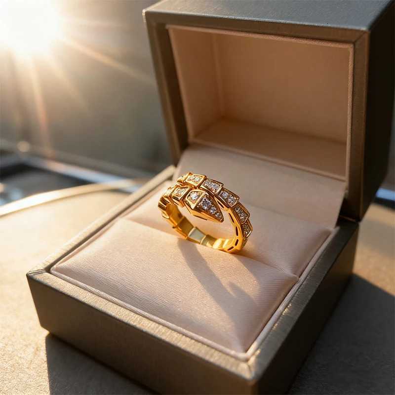 Light Luxury Silver Color Snake Shape Rings Womens Fashion Rhinestone Ring Delicate Open Index Finger Ring Wedding JewelryXJ251031