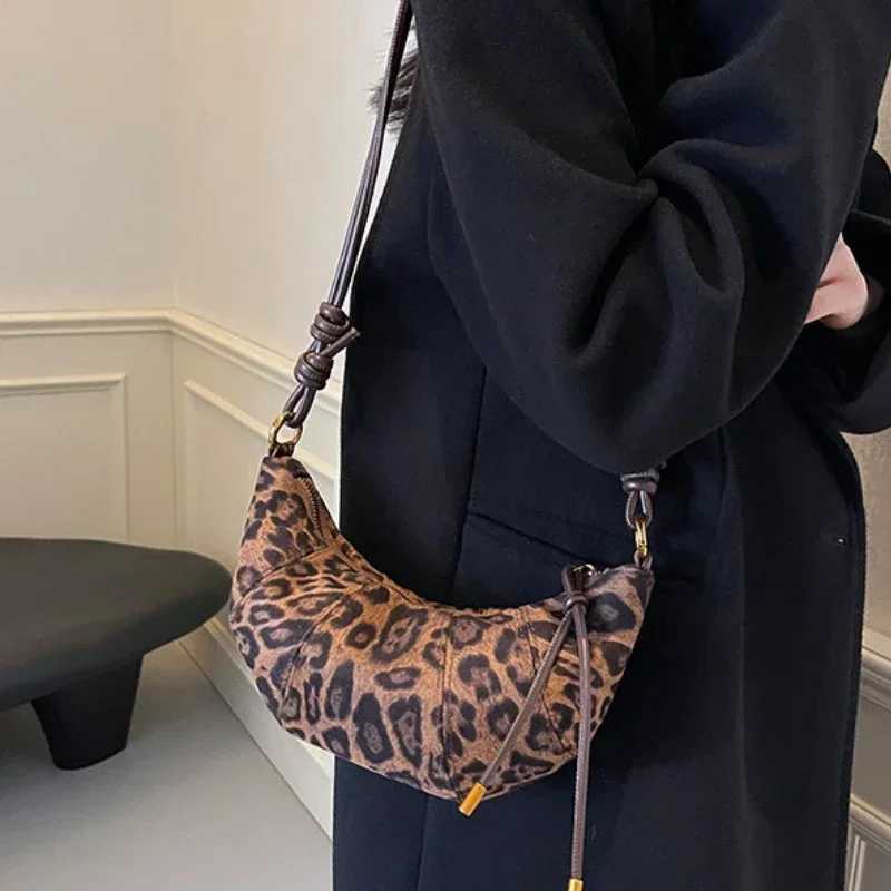 Designer Veet Material Zipper 2024 High Quality Shoder Bag Solid Color Simple Fiable Crossbody Bag Soft Wern Style Handbag1 Y251120