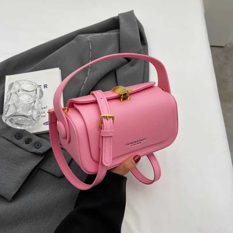 Designer Classic Black Shoder Bag Wens Versatile Crossbody Square Bags 2024 New Large Capacity Textured Leather Flap Handbags1 Y251120