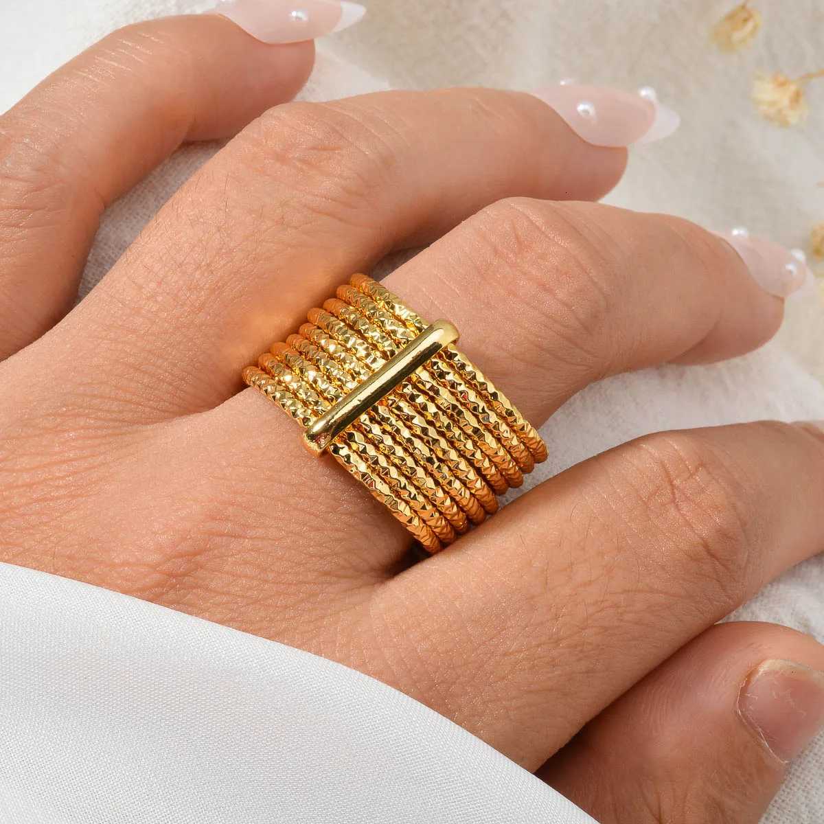 1PC Hot Selling Womens Ring Sparkling MultiLayer Circular Line Inlay Suitable for Wearing Jewelry Gifts Parties BanquetsXJ251031