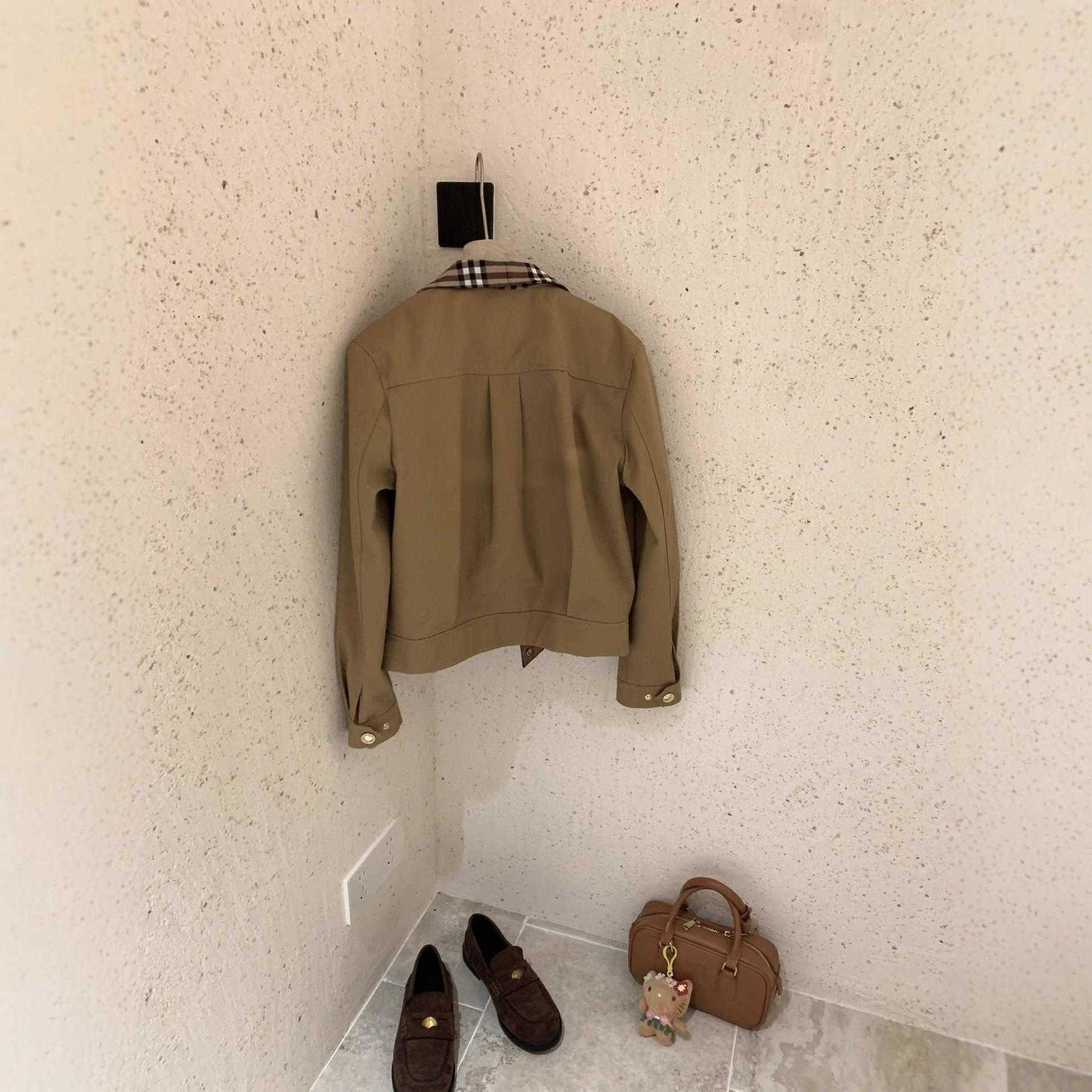 Chic Womens Lightweight Outerwear Modern Style with Stand-Up Lapel Designer