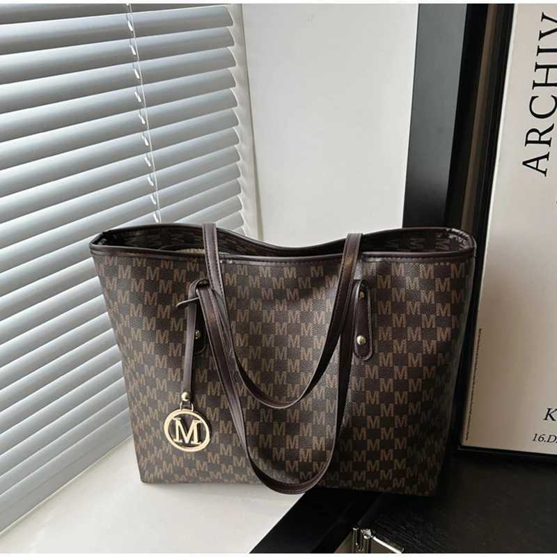 New Luxury Design Retro M Letter Shoulder Bag Underarm Bag Versatile Large Capacity Tote Bag Handbag Outdoor Commuter Bag Women W251031