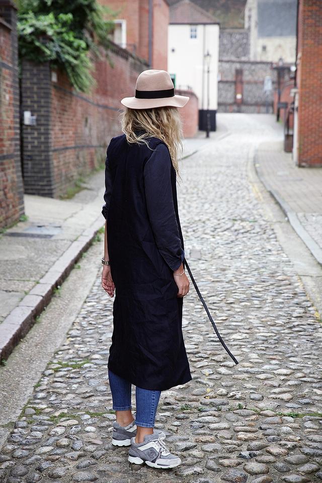 Coat + Sneakers, the Most Fashionable Combination in Winter