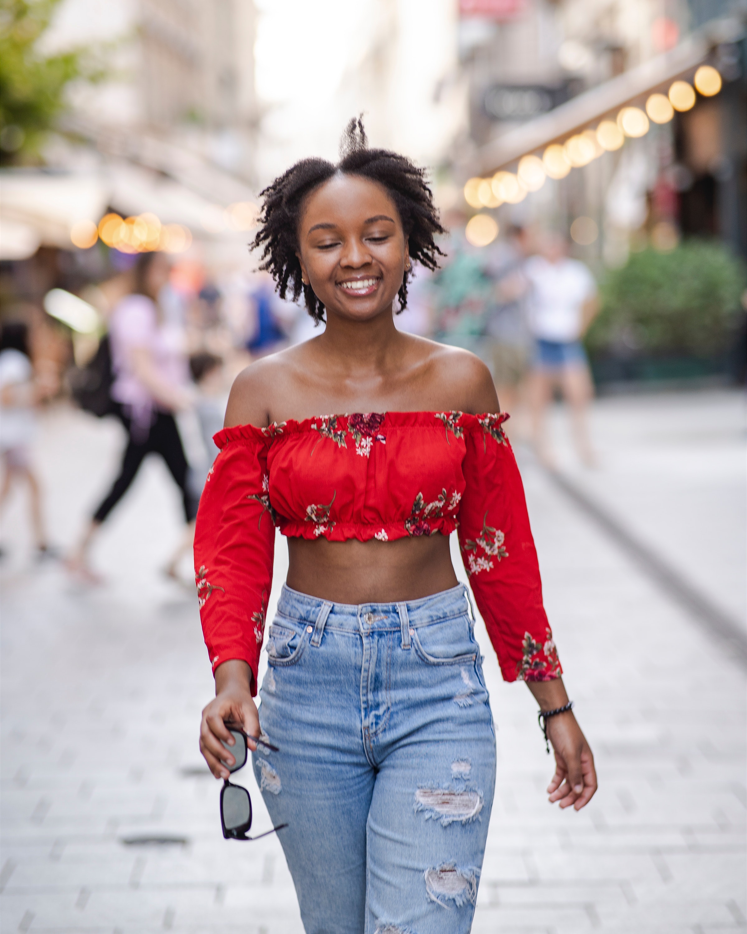 To Match Jeans with Short Tops, the High Eye-Catching Effect Is Good