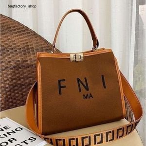 Usine 50% de réduction sur les sacs à main de marque promotionnels pour femmes, sac de même marque pour femmes, style chinois, nouvelle mode, lettre légère, épaule de luxe