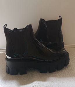 Vente directe d'usine de bottes pour femmes de moto de marque de haute qualité! Cuir verni élégant, mousse givrée, bottes nues à fond épais, rue luxueuse