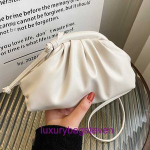 Factory Outlet Gros Bottgss Ventss Pouch Sacs fourre-tout à vendre Cette année, sac populaire minimaliste crossbody 2024 nouveau coréen à la mode avec un vrai logo
