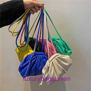 Factory Outlet Gros Bottgss Ventss Pouch Sacs fourre-tout à vendre Sac pour femmes souples 2024 Printemps Nouvelle texture Mode Épaule Couleur bonbon avec un vrai logo