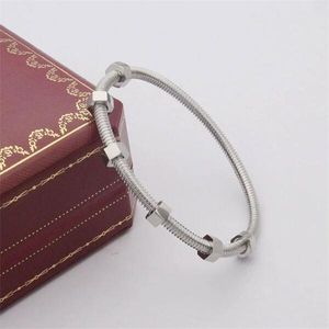 Precio de fábrica Mayorista de estilo caliente Patrón de café colgante en forma de corazón V Lady Peach Skin Bracelet Pulsera