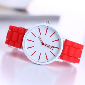 Montres-bracelets Jelly Creux Out Design Bande de caoutchouc Femmes Hommes Genève Montre Silicon Candy Mutil Couleur Mode Étudiant Silicone Quartz Montres