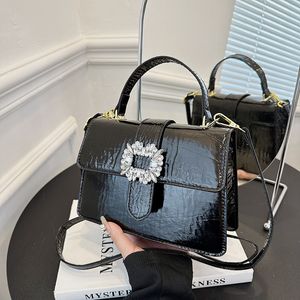 Bolsos de hombro para mujer al por mayor de fábrica 8 colores moda callejera bolso de charol brillante bolso de mensajero con diamantes de imitación dulces bolsos de mujer con personalidad 2081 #