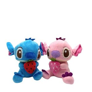 Fábrica Precio al por mayor 2 Estilos de 20 cm STITCH Sostenga Strawberry Plush Toy Animation Periferal Doll Children Regalo