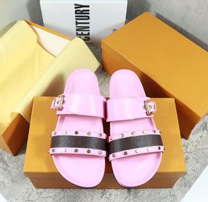 Venta al por mayor de fábrica Top zapatos de diseñador para mujer zapatillas planas moda letras 3D impresión en color hebilla de cinturón de metal sandalias verano sexy zapatos de playa tamaño 35-42