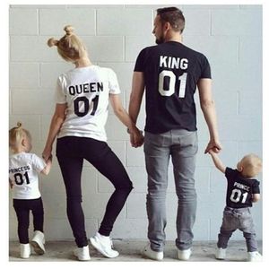 Famille roi reine lettre impression t-shirts mère et fille père fils vêtements correspondant princesse Prince236j