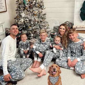 Famille correspondant tenues pyjamas de Noël ensemble père mère enfants bébé chien année vêtements de Noël papa maman et fille fils pyjamas tenue 231129