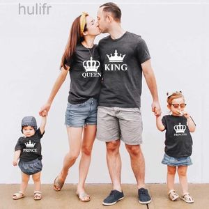 Famille Assormis les tenues King et Queen Princess et Prince Family Matching Vêtements Cotton T-shirt Père Mère fille Fils Baby Outfits Look Tops D240507