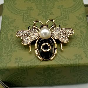 Célèbre Conception Or Abeille Lettres Luxurys Desinger Broche Femmes Strass Perle Lettre Broches Costume Pin Mode Bijoux Vêtements Décoration Accessoires Cadeaux