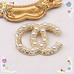 Famoso diseño Gold G Brand Luxurys Desinger Broche Mujeres Rhinestone Pearl Letter Broches Traje Pin Moda Joyería Ropa Decoración Hi-Q Accesorios