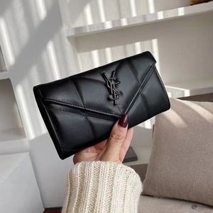 Carteras de diseñador para mujer para hombres Carta de metal de calidad superior Hebilla de cuero Bolso de embrague Tarjeta Horders Damas Monedero Monedero con solapa corta Monedero negro para hombre Monedero