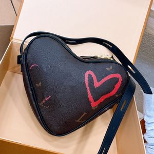 Célèbre marque française Designer femmes mode sacs à bandoulière Paris Art série rétro en relief dame sac à bandoulière 9A en cuir véritable grande capacité sac en forme de coeur