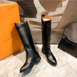 Famous Lady bottes de saut hautes botte d'équitation en cuir noir hauteur genou avec boucle de verrouillage argentée bottines longues designer parisien à enfiler sur talon plat logo de la marque chaussures