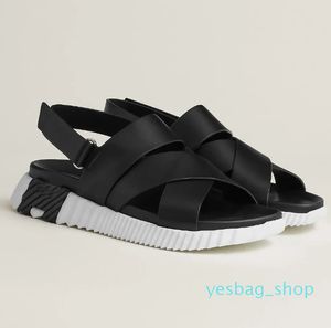 Célèbre été sandales électriques chaussures hommes semelle légère en cuir de veau blanc noir garçon plage toboggan appartements confort homme décontracté marche