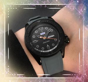 Famous Three Stiches Simple Dial Montres pour hommes Date Date Heure Quartz Chronograph Clock Colorful Rubber Strap Président Calendrier Bracelet Wristwatch Cadeaux
