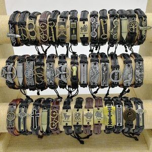 Bracelets faits à la main de mode 50pcs / lot Bracelets en cuir de manchette à breloques Mix Styles Punk Vintage Metal pour hommes et femmes Bijoux fête bons cadeaux