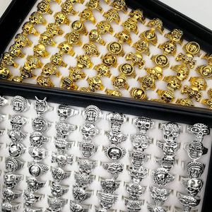 Moda 50pcs / lot Lotes mixtos Gothic Punk Skull band Rings Tough Guy Estilos vintage Joyería de las mujeres de los hombres Regalo plateado dorado (tamaño: 17 mm-21 mm)