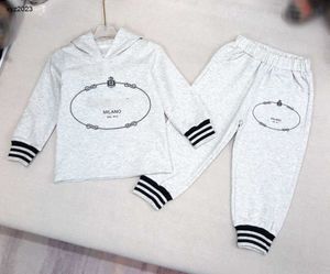 Moda bebé Chándal niña niño Sudadera con capucha conjunto ropa de diseñador para niños Tamaño 100-150 Puños de hilo diseño suéter y pantalones para niños Dec05