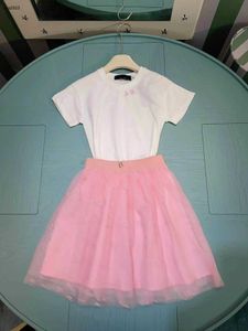 Fashion Baby Pack Spights Dress Traje de diseño para niños Tamaño de ropa 90-150 cm Logotipo bordado Camiseta y falda de encaje rosa 24 abril