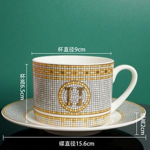 Brand de mode Bone China Coffee Tup Tupt European Small Light Luxury Afternoon Thé ensemble de café exquis Ensembles de gros en gros