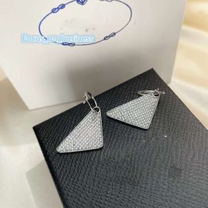 Fashion Charm Studs Errings Designer de luxe P Alphabet Triangle de cristal complet avec boucles d'oreilles en argent pour femmes et hommes unisexe bijoux cadeau de fête